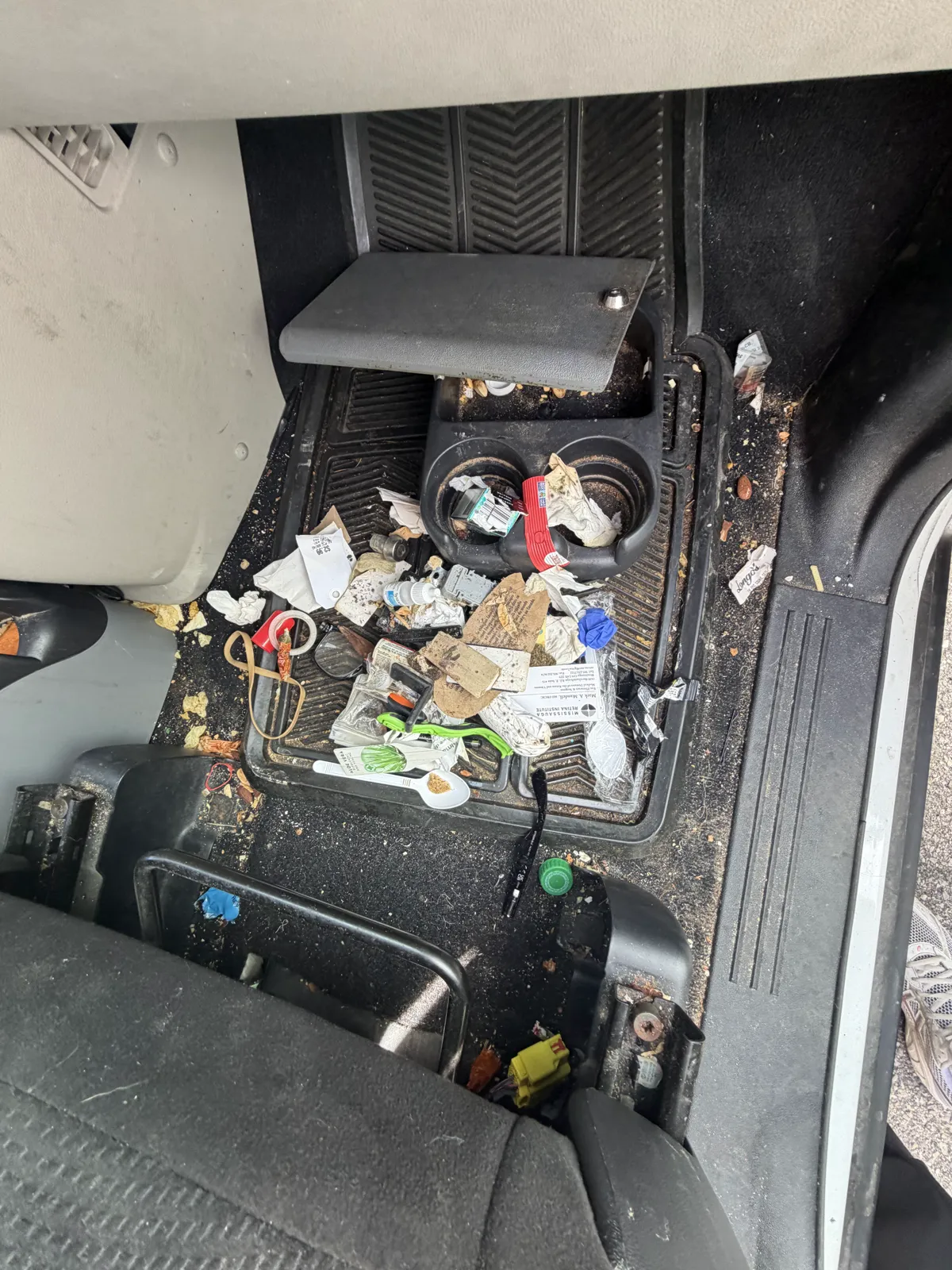Centre console before: trash and crumbs