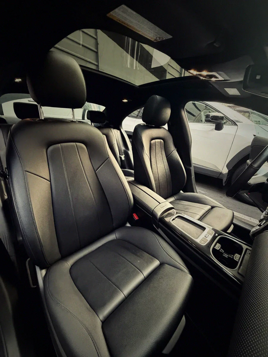 Clean leather on the driver&rsquo;s seat
